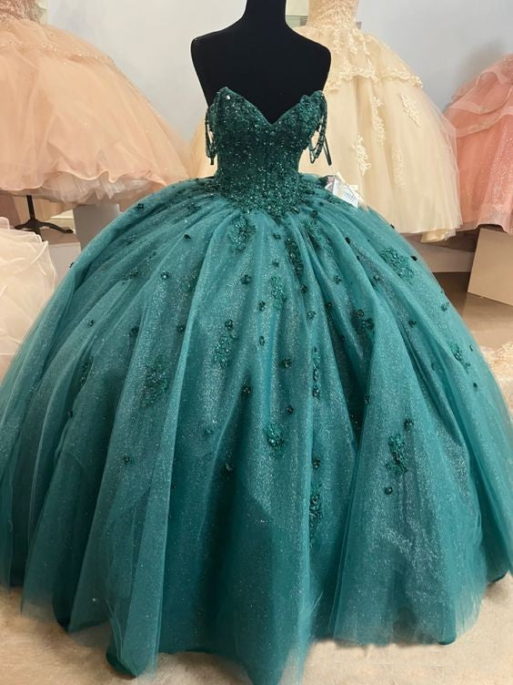 Vestido de quinceañera con cuentas y tirantes finos, color verde esmeralda