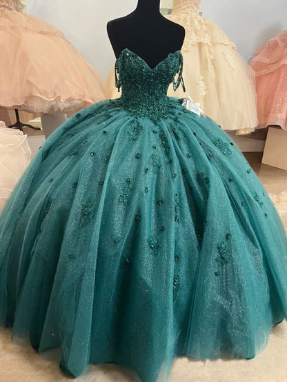 Vestido de quinceañera con cuentas y tirantes finos, color verde esmeralda