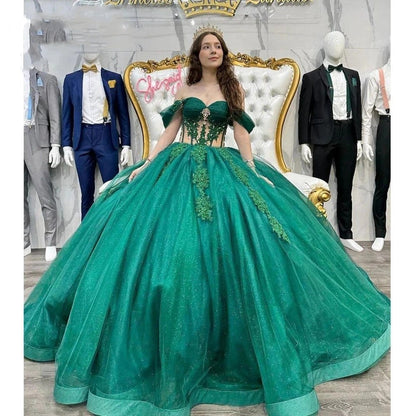 Vestido de quinceañera con ilusión de tul verde esmeralda brillante. Vestidos de quinceañera.