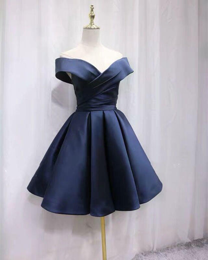 Vestido corto de satén con hombros descubiertos para fiesta de graduación