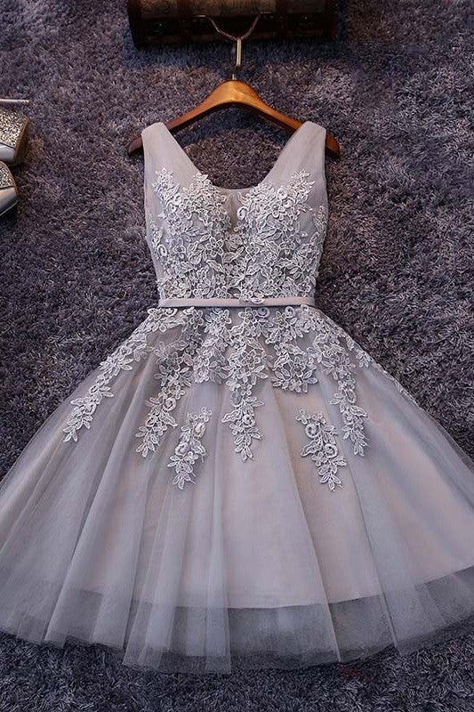 Vestido de fiesta corto de tul con escote en V, largo hasta la rodilla, con encaje y apliques.