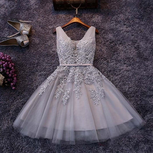 Vestido de fiesta corto de tul con escote en V, largo hasta la rodilla, con encaje y apliques.