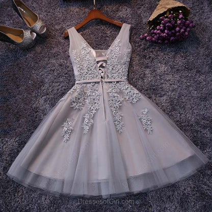 Vestido de fiesta corto de tul con escote en V, largo hasta la rodilla, con encaje y apliques.