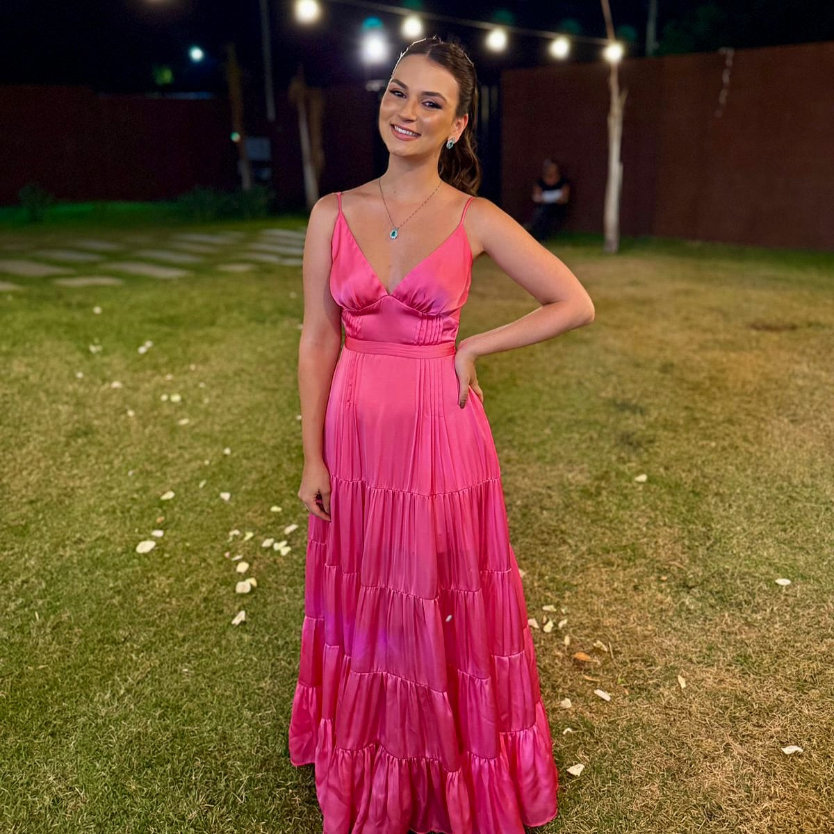 Vestido formal de fiesta de noche con tirantes finos y escote en V.