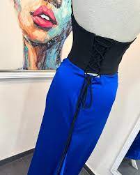 Elegante vestido de fiesta largo de satén sin tirantes, con hombros descubiertos y corte sirena en azul TP1751