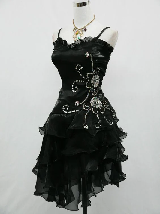 Vestido de fiesta corto con volantes negros de corte A para la fiesta de bienvenida
