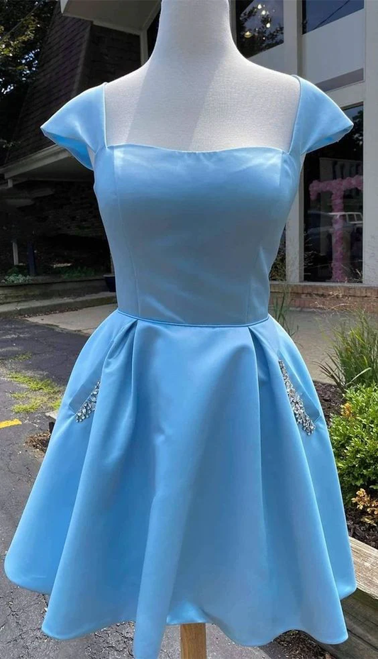 Vestido corto de satén azul cielo con bolsillos para la fiesta de bienvenida