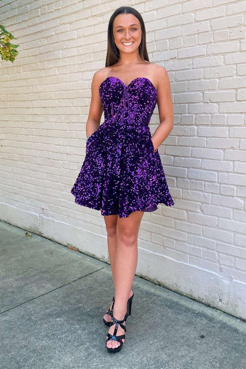 Vestido de fiesta corto de corte A con escote en forma de corazón y lentejuelas moradas y bolsillos