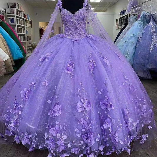 Vestido de quinceañera con escote en forma de corazón de tul y flores de lavanda con capa