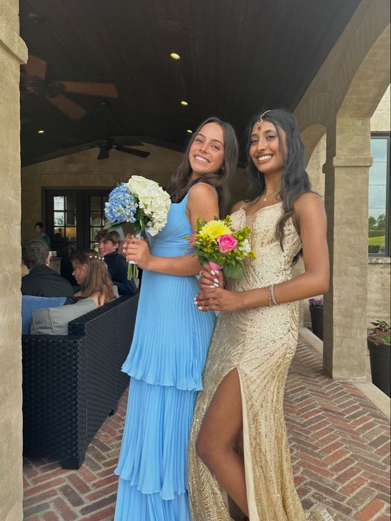Elegante vestido de fiesta largo plisado con tirantes azules y corte A