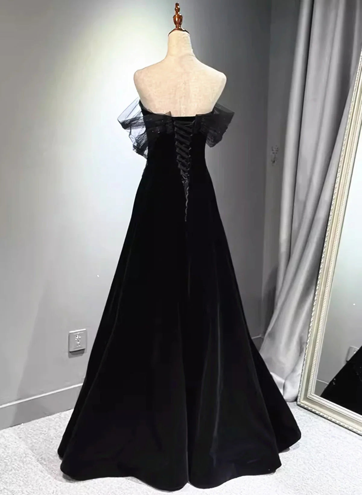 Vestido de fiesta negro de terciopelo y tul con hombros descubiertos, corte A, vestido de fiesta largo negro TP1041