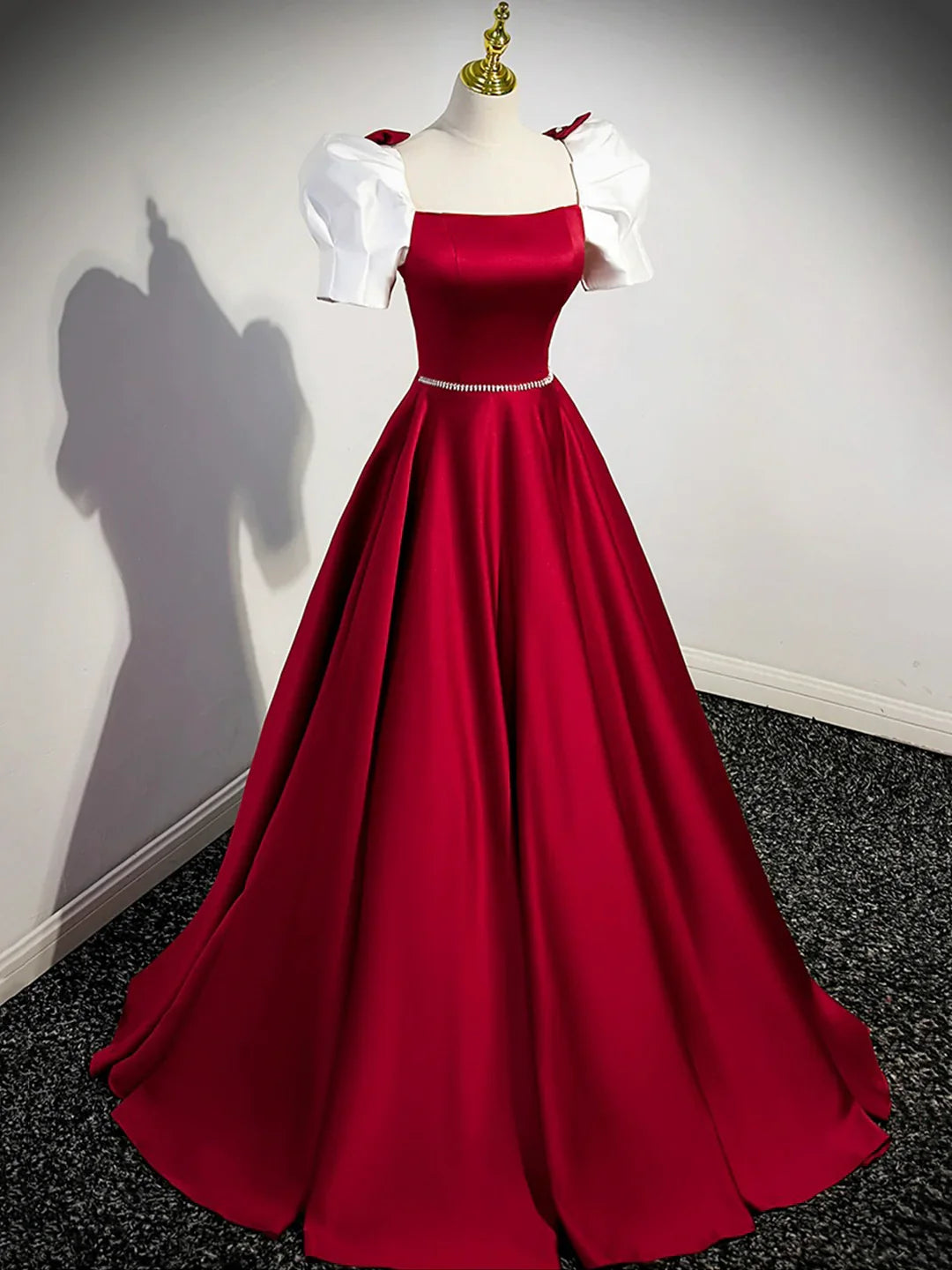 Hermoso vestido de fiesta largo de satén blanco y burdeos, corte A, manga corta, TP203