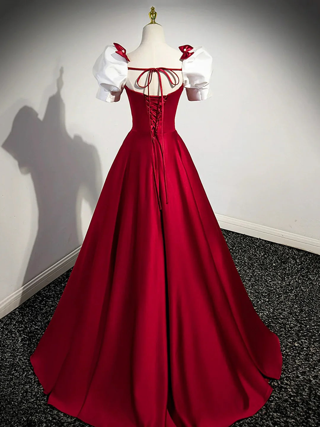 Hermoso vestido de fiesta largo de satén blanco y burdeos, corte A, manga corta, TP203