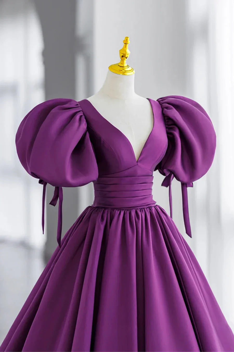 Vestido de fiesta largo de satén morado con mangas abullonadas y escote en V TP461
