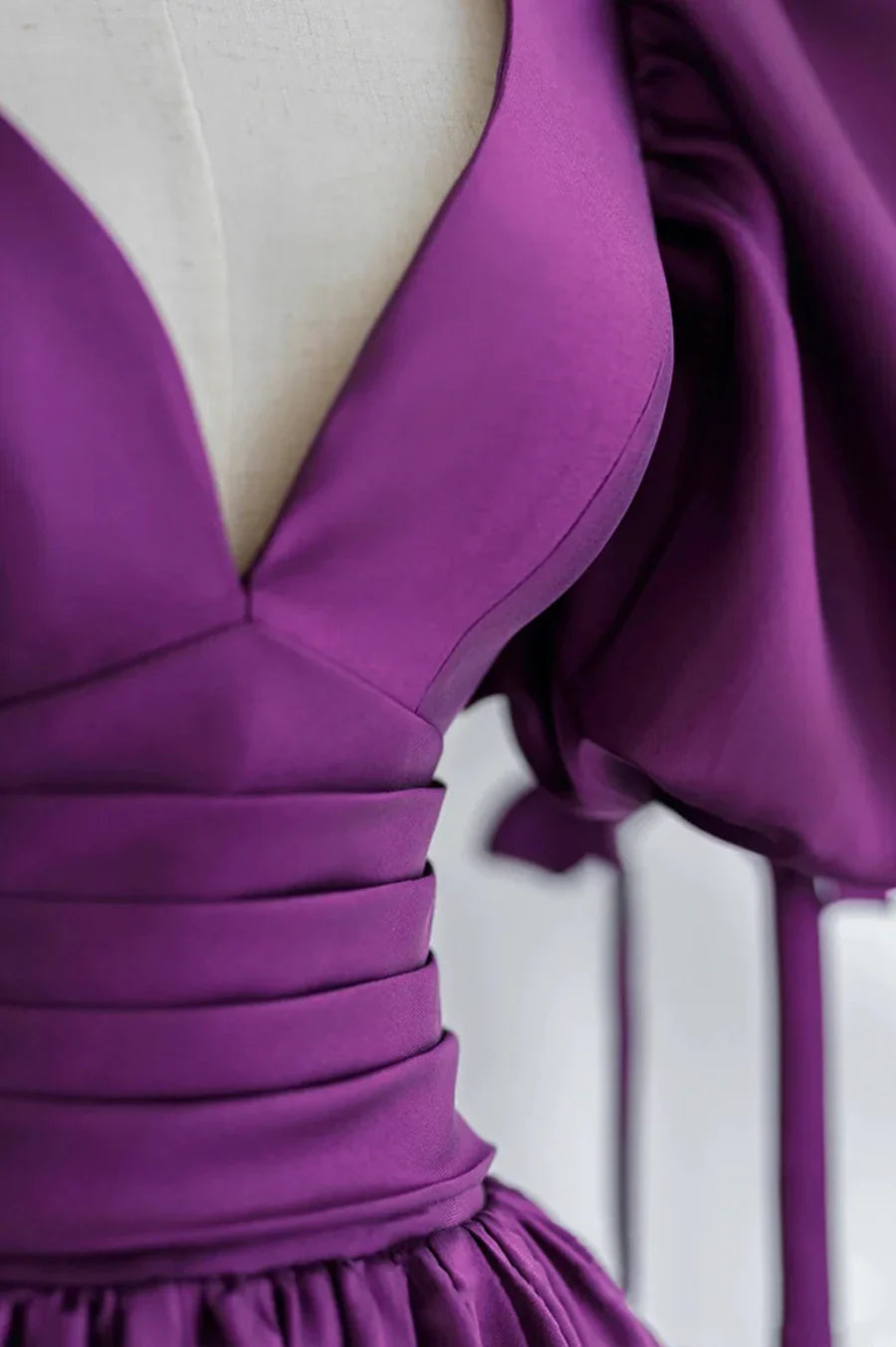 Vestido de fiesta largo de satén morado con mangas abullonadas y escote en V TP461