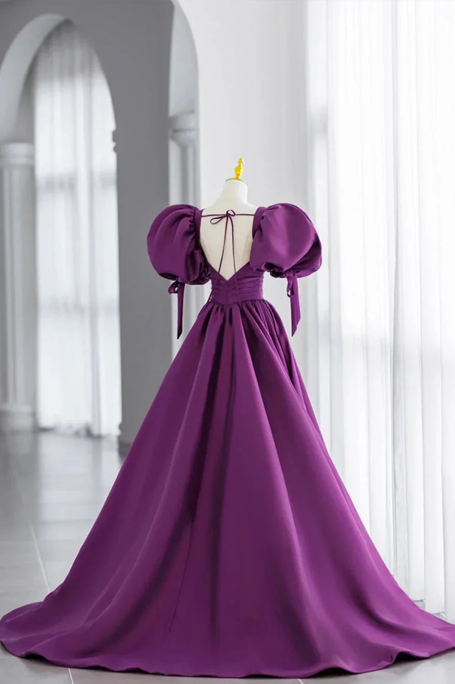 Vestido de fiesta largo de satén morado con mangas abullonadas y escote en V TP461
