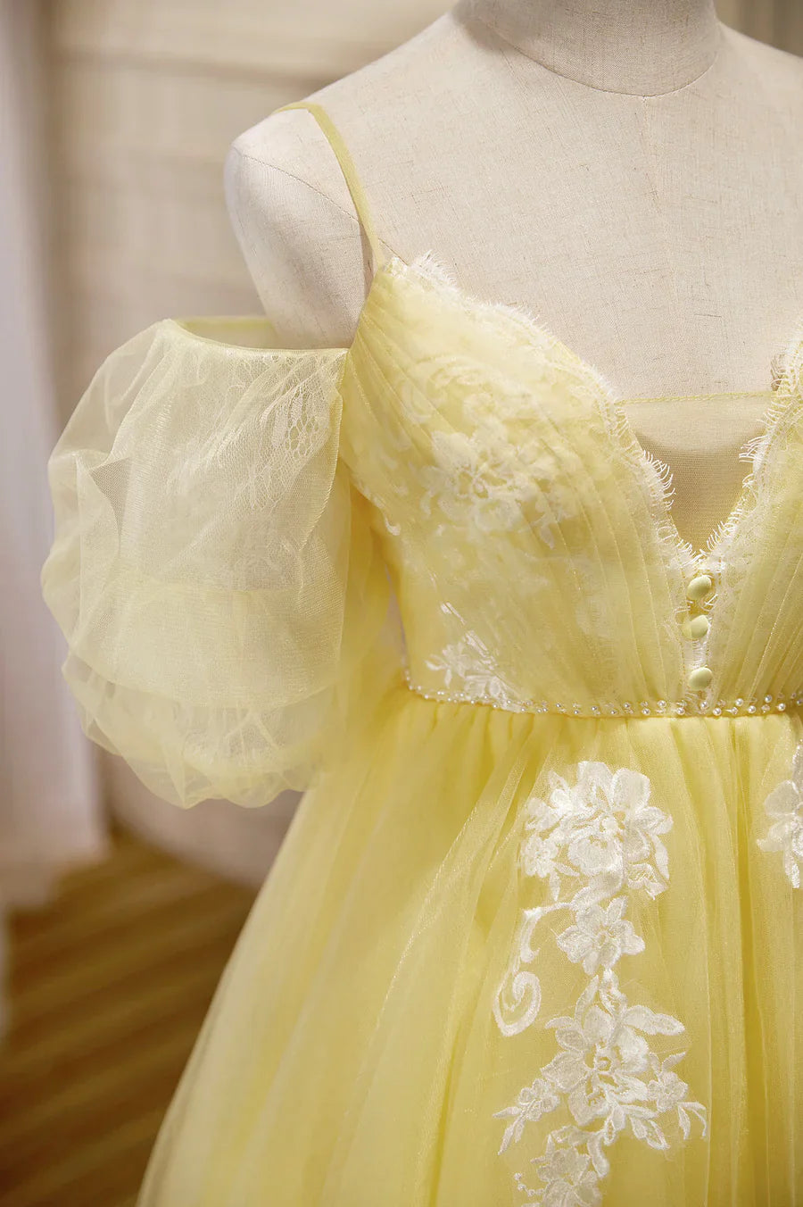 Vestido de fiesta corto de encaje amarillo, con hombros descubiertos, TP486