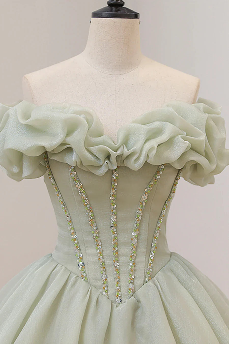 Vestido de noche verde de corte A con hombros descubiertos y cuentas TP489