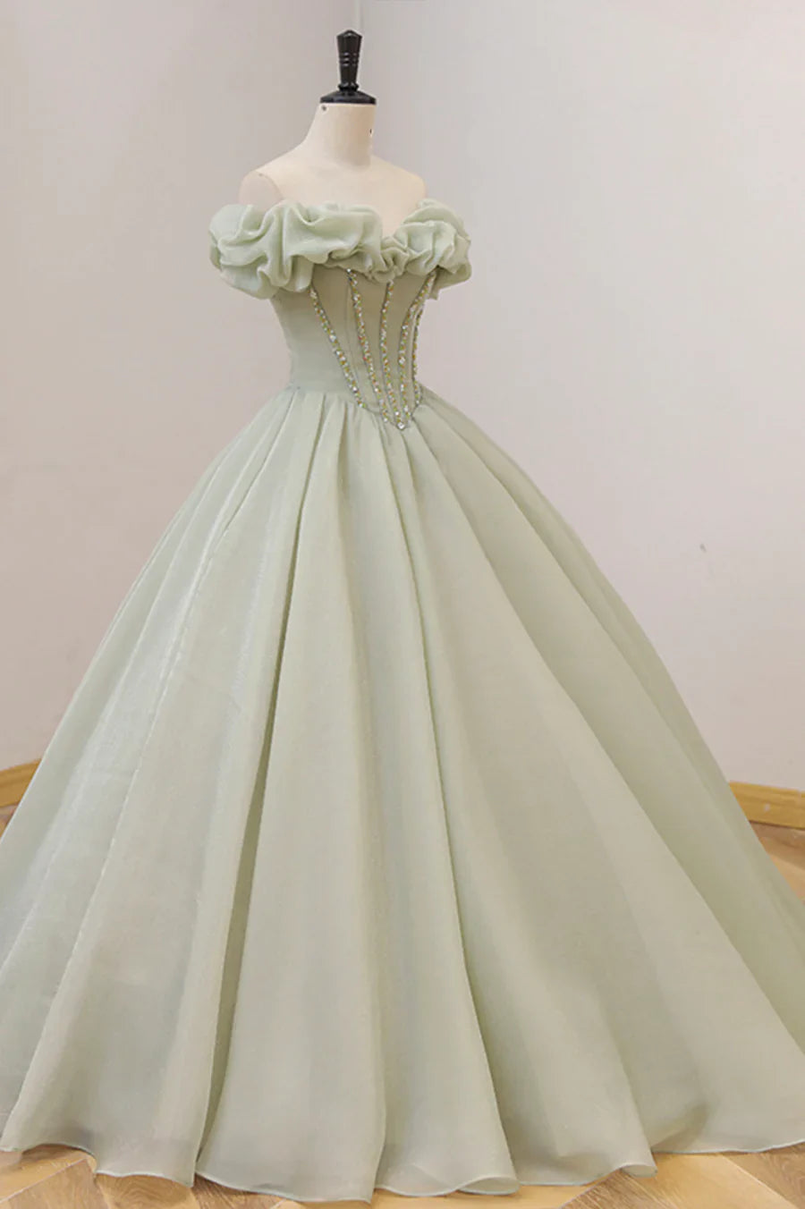 Vestido de noche verde de corte A con hombros descubiertos y cuentas TP489
