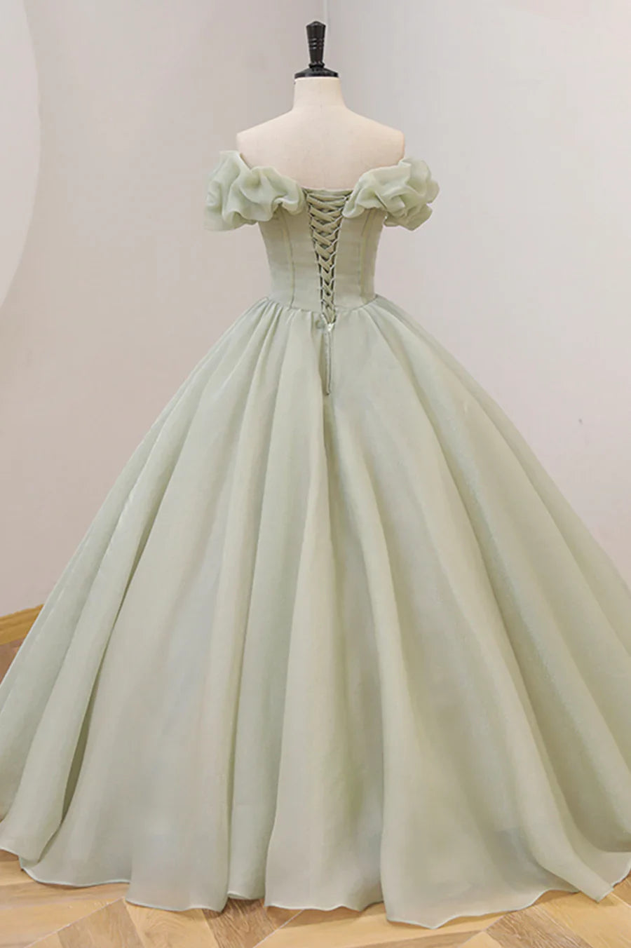 Vestido de noche verde de corte A con hombros descubiertos y cuentas TP489