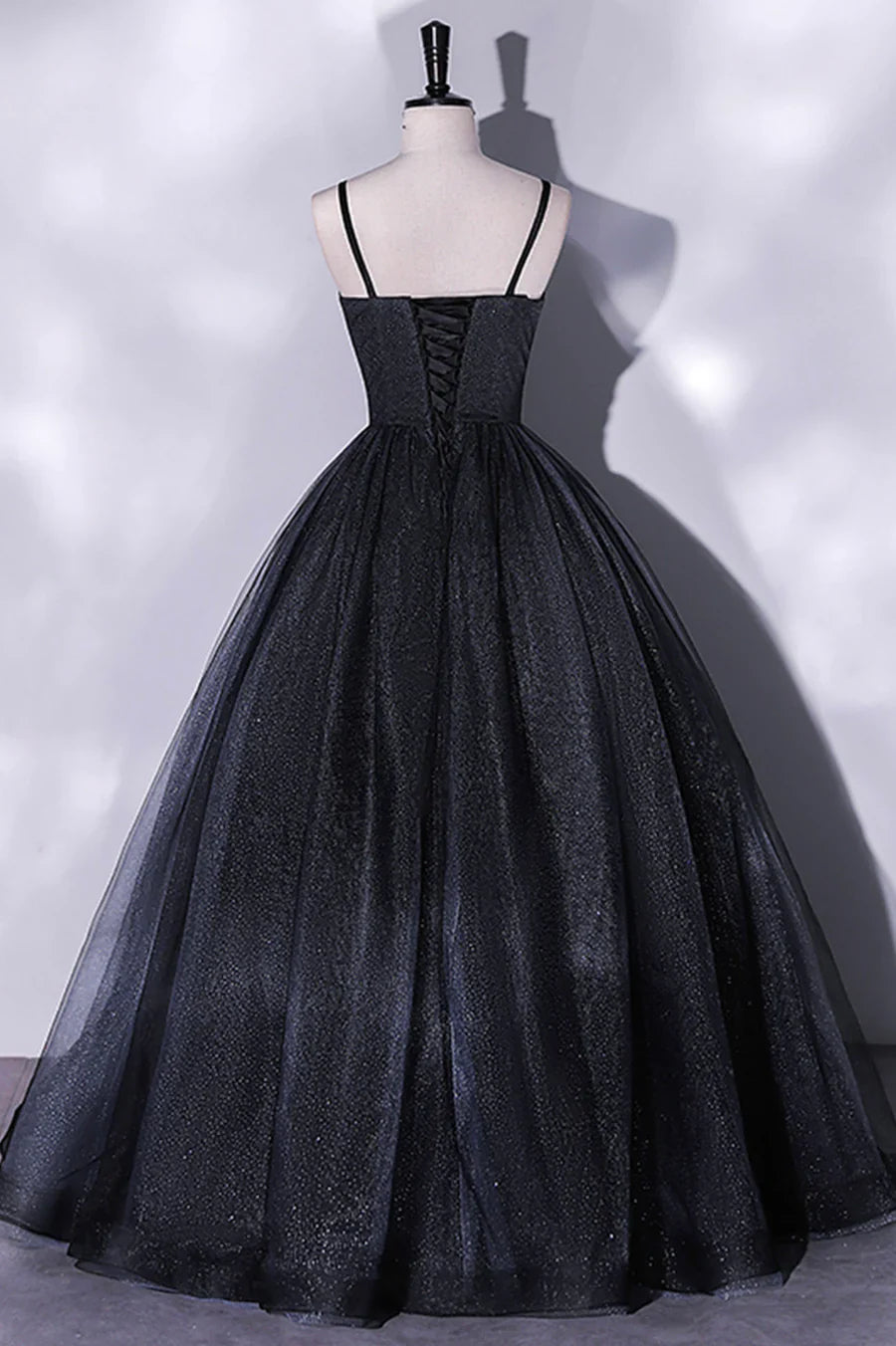 Vestido de noche largo de tul negro con corte A y tirantes finos negros TP497