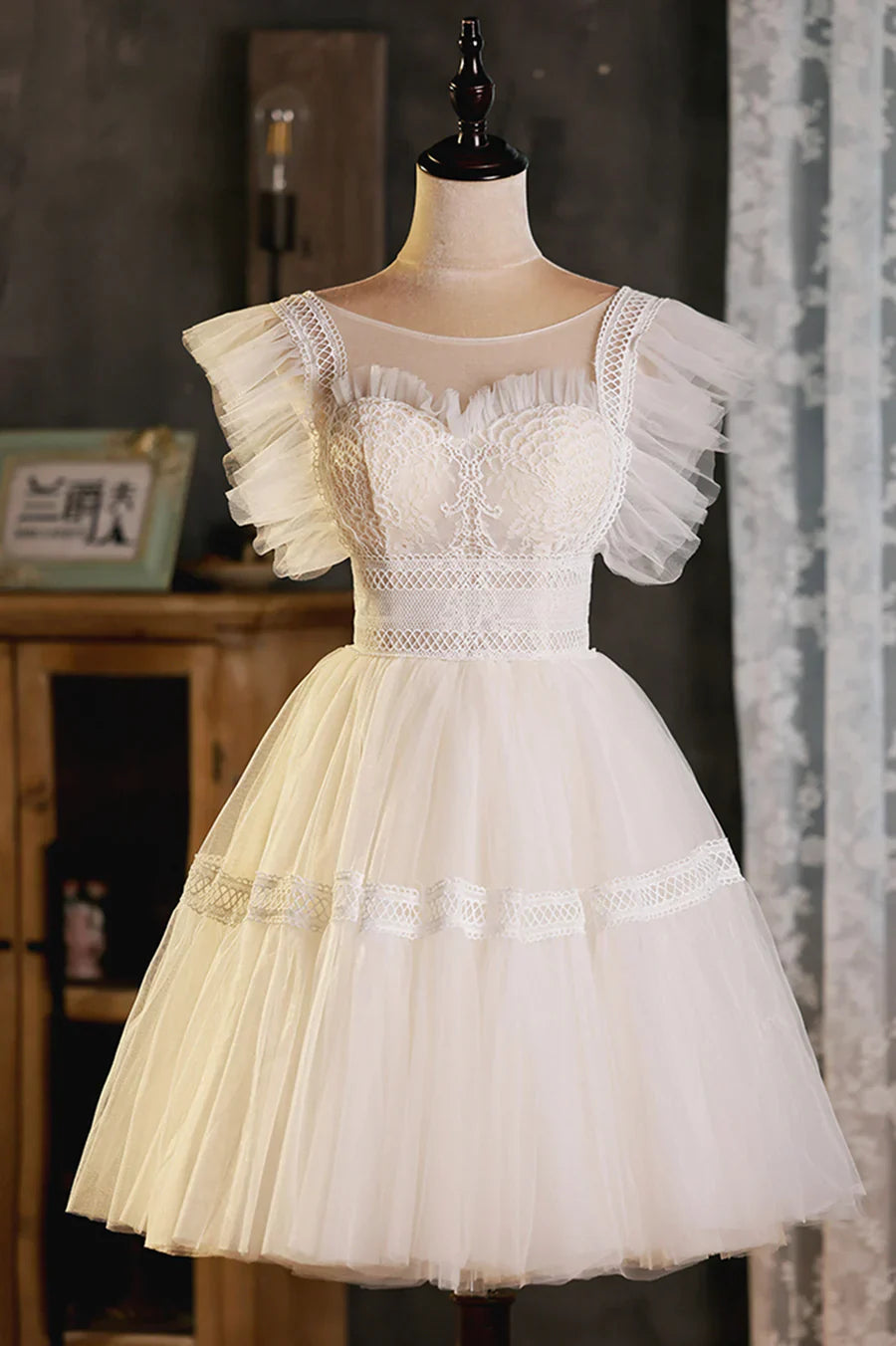 Precioso vestido de fiesta corto de encaje con corte A, color champán, TP543