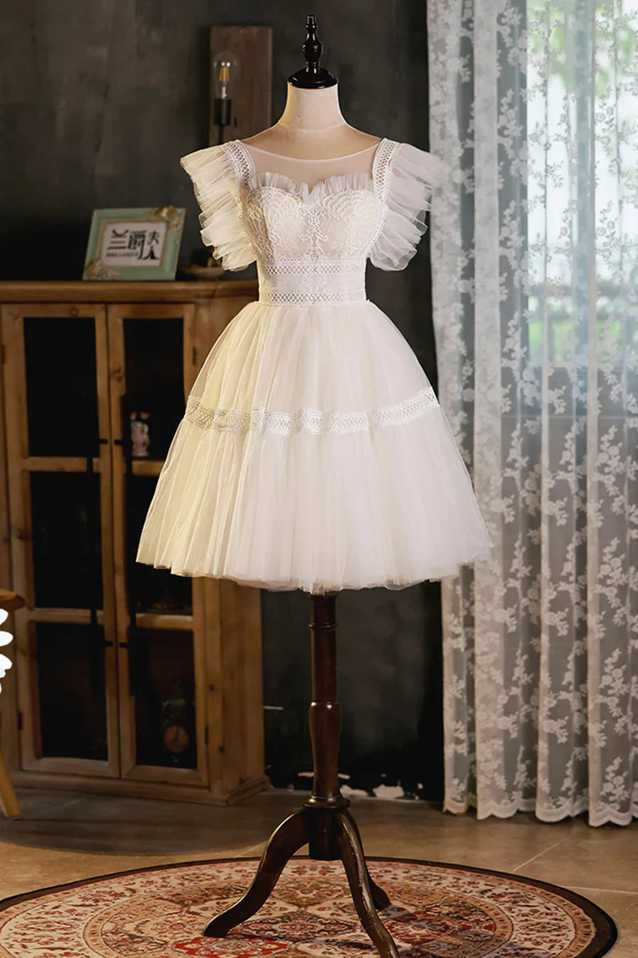 Precioso vestido de fiesta corto de encaje con corte A, color champán, TP543