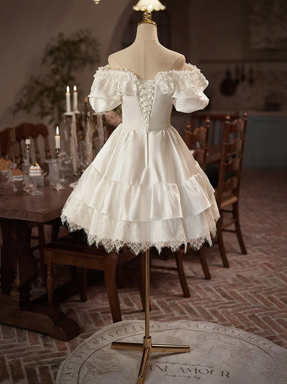 Vestido de fiesta de satén blanco con encaje hasta la rodilla, corte A y hombros descubiertos, TP779