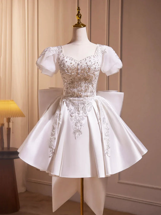Vestido de fiesta de satén blanco con cuentas, largo hasta la rodilla, corte en A, manga corta y lazo TP822