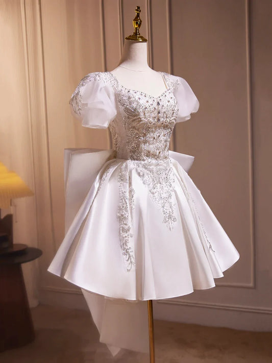 Vestido de fiesta de satén blanco con cuentas, largo hasta la rodilla, corte en A, manga corta y lazo TP822