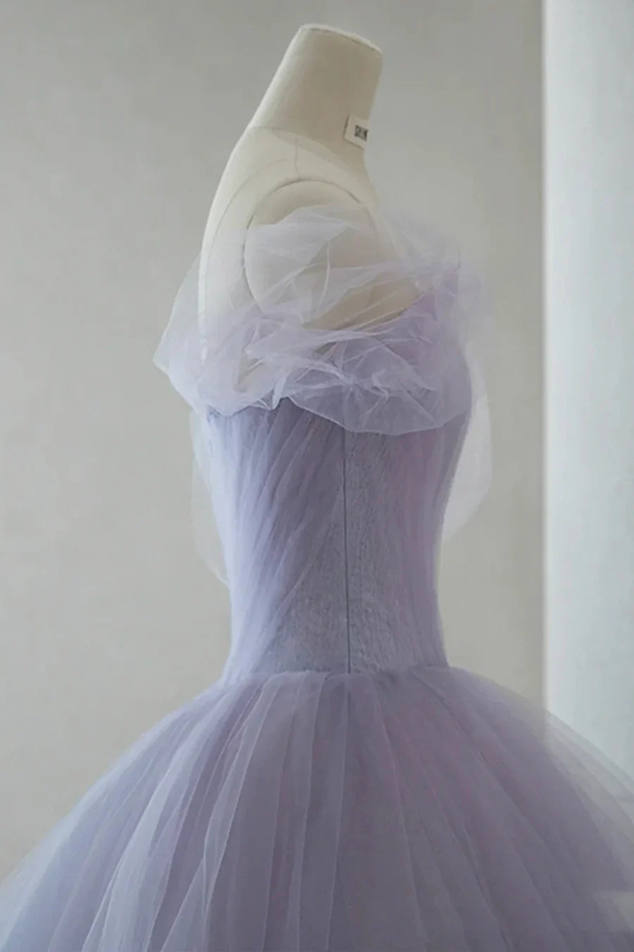 Vestido de fiesta corto de tul morado, corte A y hombros descubiertos TP908