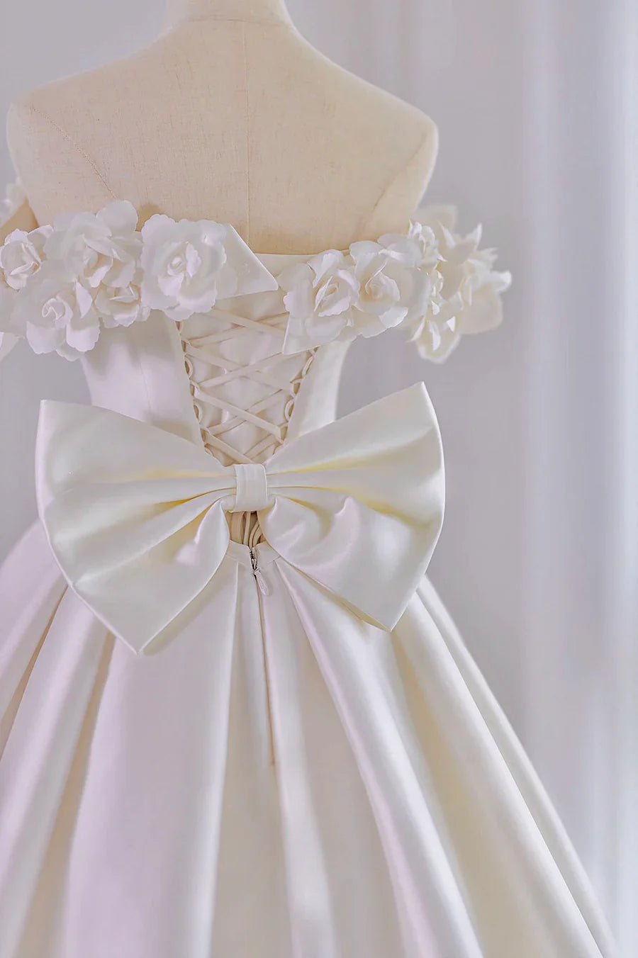 Vestido de novia largo de satén blanco, corte A, con flores y lazo TP952