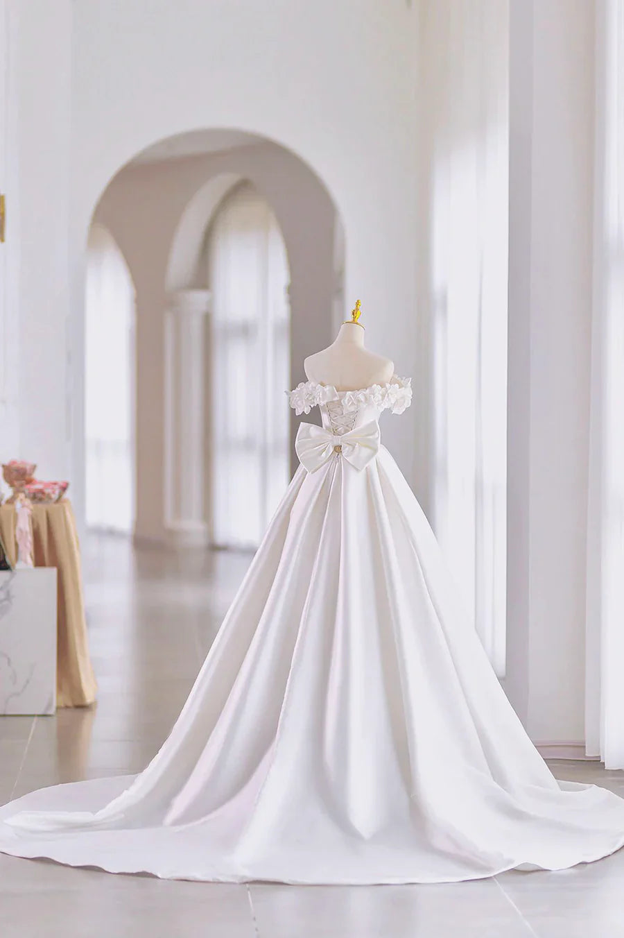 Vestido de novia largo de satén blanco, corte A, con flores y lazo TP952