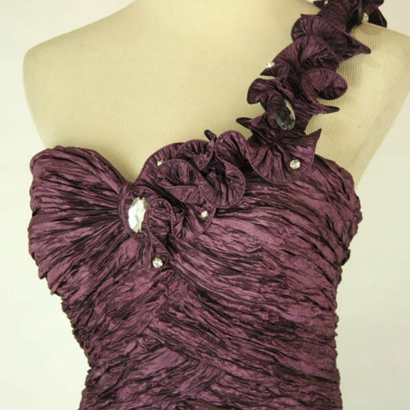 Vestido de noche vintage morado de corte A, con hombros descubiertos, capas y largo hasta el suelo TP2010
