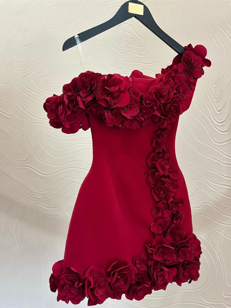 Vestido corto rojo oscuro para cóctel con flores 3D