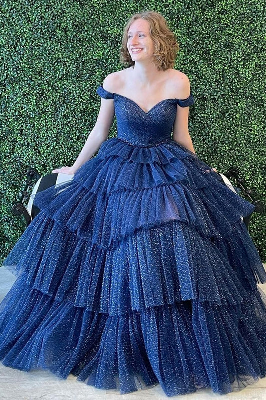 Vestido formal largo con hombros descubiertos, plisado y capas en rosa intenso