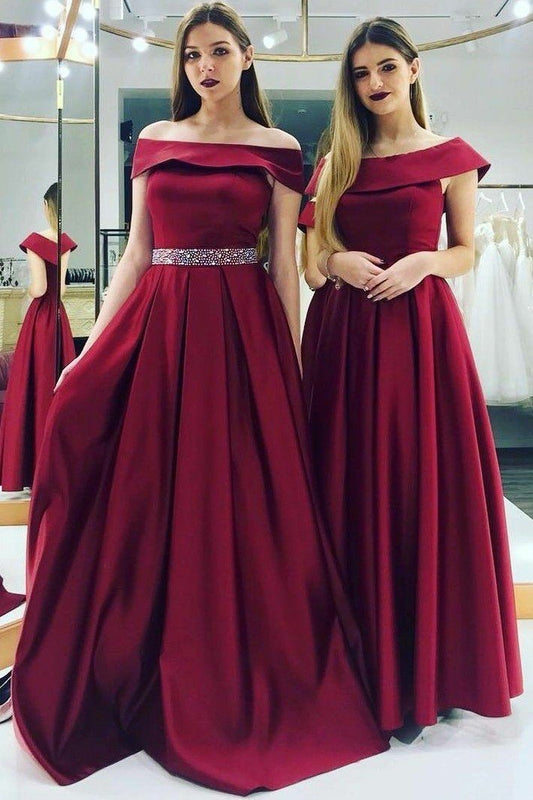 Vestido de noche burdeos con hombros descubiertos y cinturón de cuentas