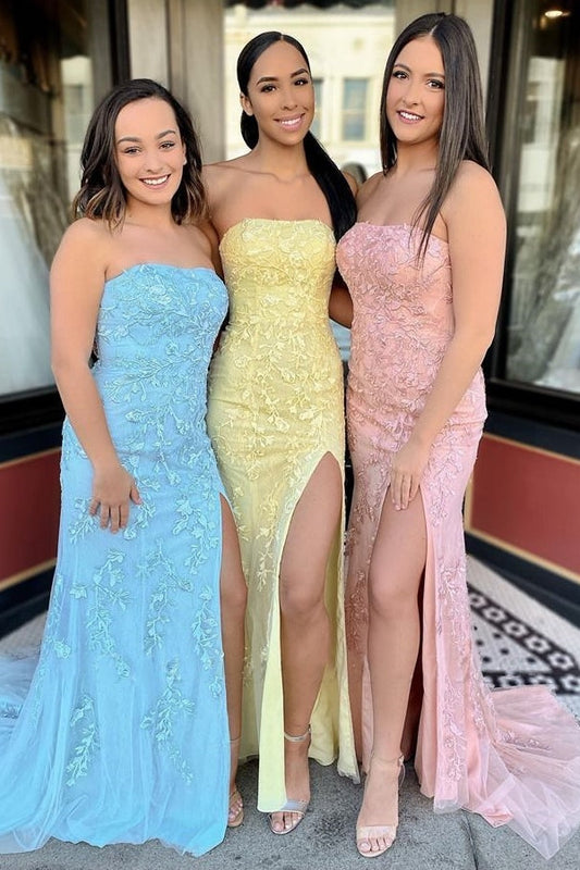 Vestido de fiesta largo de encaje lavanda con sirena sin tirantes y abertura