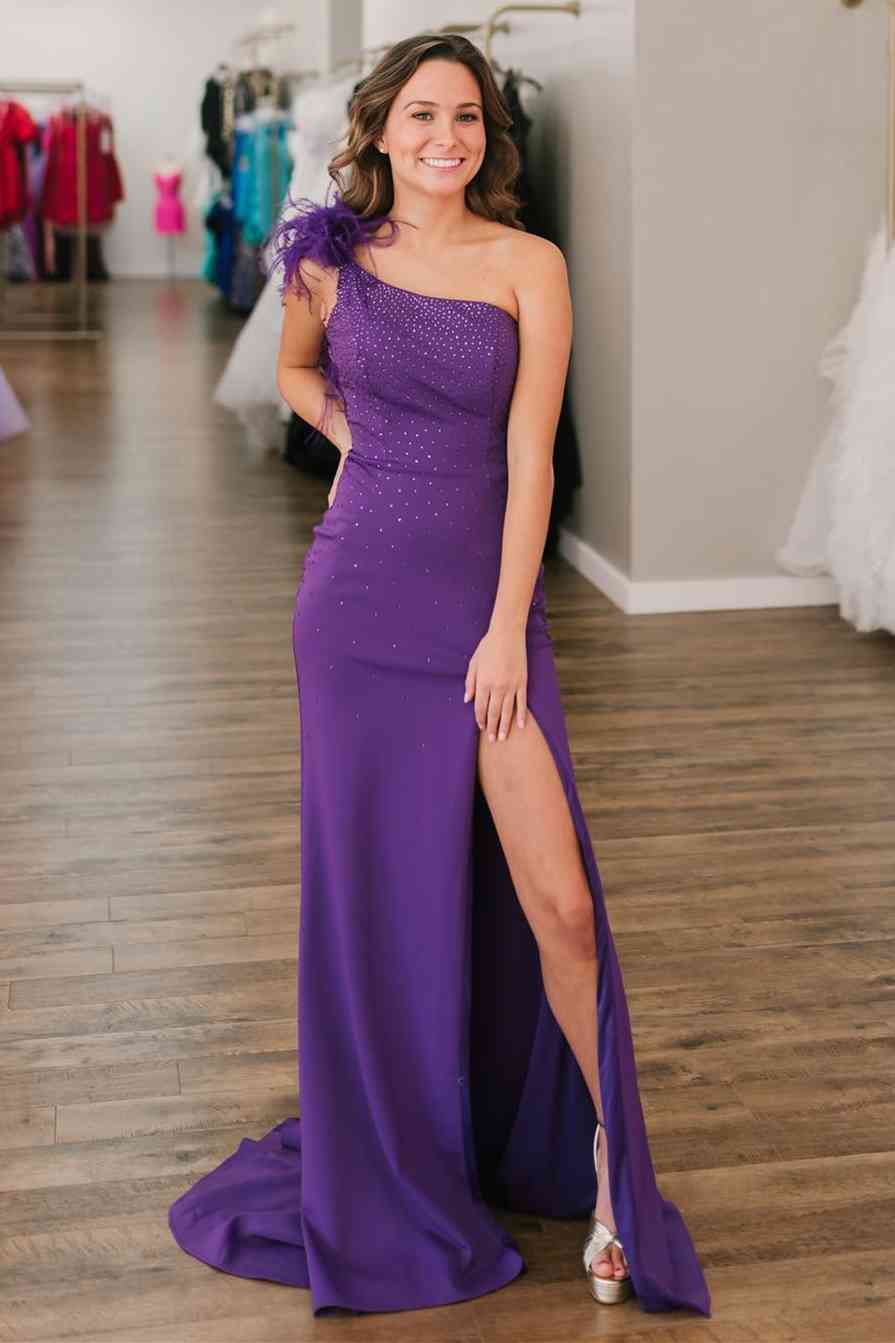 Vestido formal largo rosa intenso con un solo hombro, abertura en la pierna y plumas