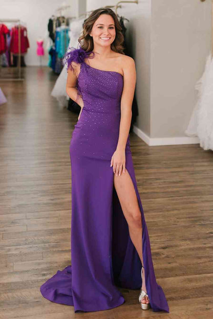 Vestido formal largo rosa intenso con un solo hombro, abertura en la pierna y plumas