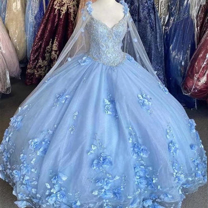 Vestido de quinceañera con escote en forma de corazón de tul y flores de lavanda con capa