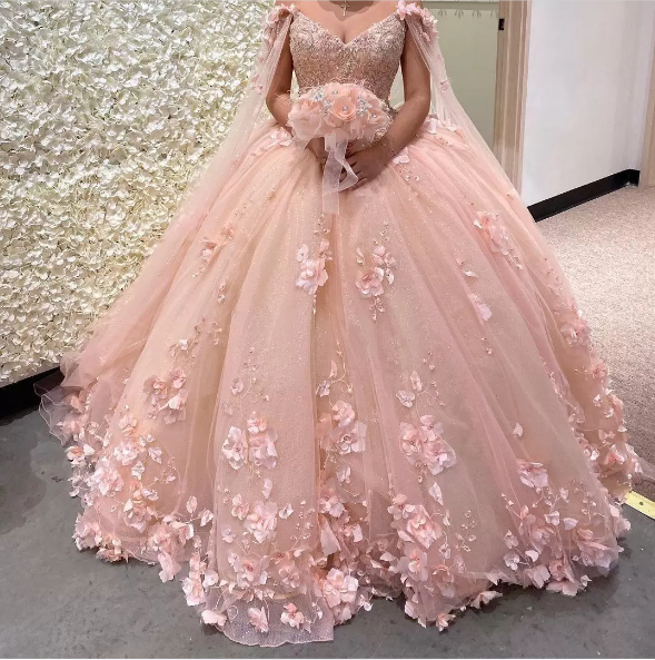 Vestido de quinceañera con escote en forma de corazón de tul y flores de lavanda con capa