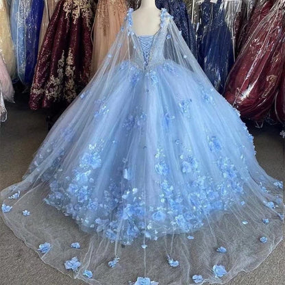Vestido de quinceañera con escote en forma de corazón de tul y flores de lavanda con capa