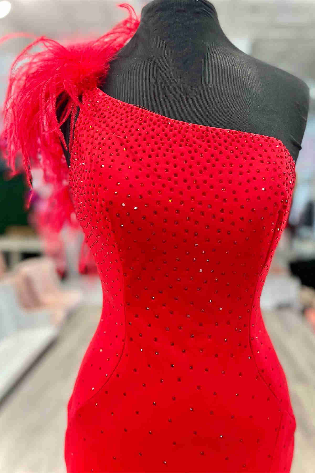 Vestido formal largo rosa intenso con un solo hombro, abertura en la pierna y plumas