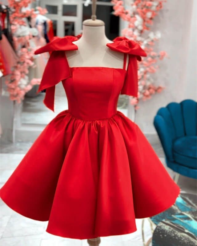 Vestido corto de satén con tirantes y lazo para fiesta de graduación