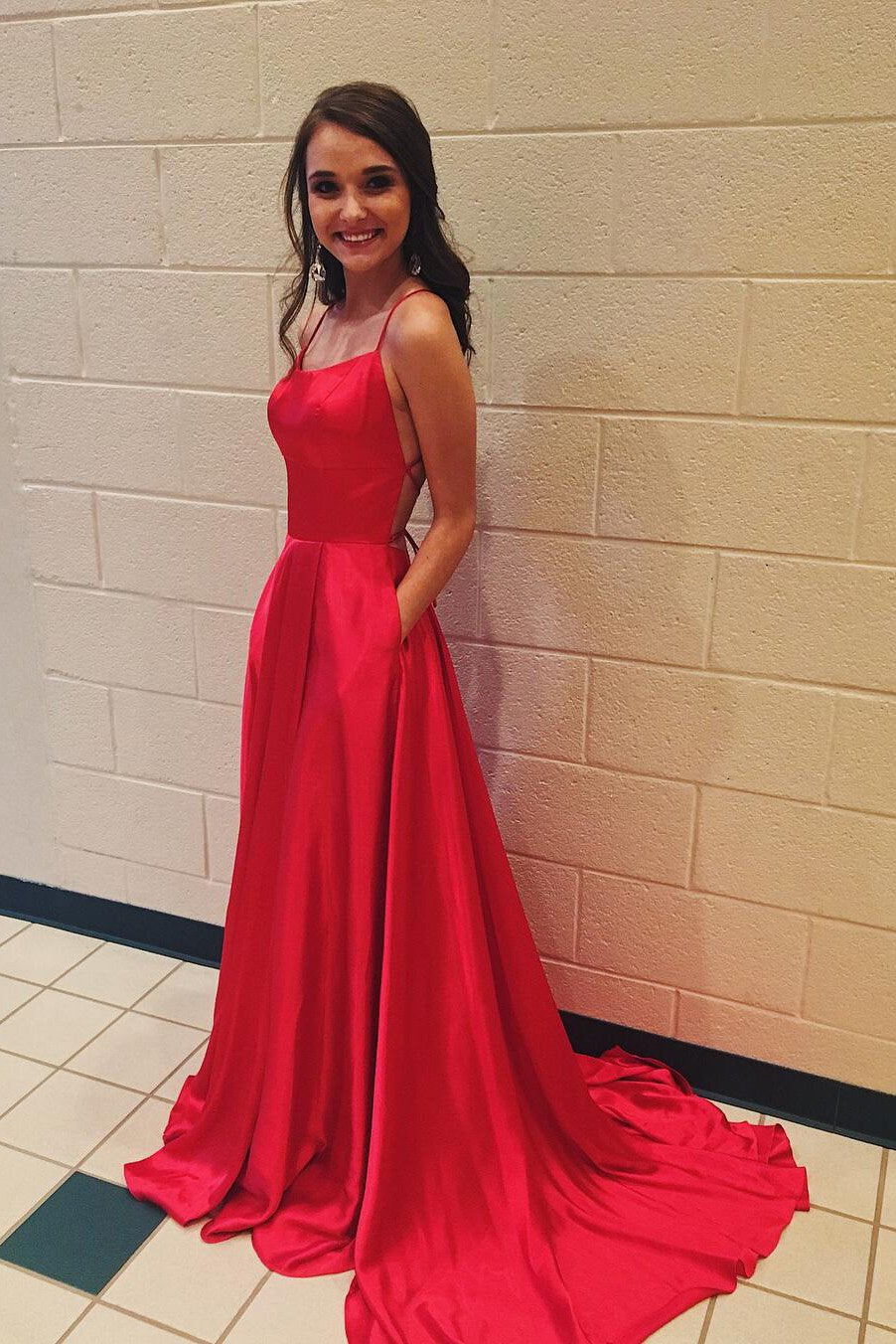 Vestido formal rojo sencillo con tirantes finos y bolsillos, vestido de fiesta largo y sexy.