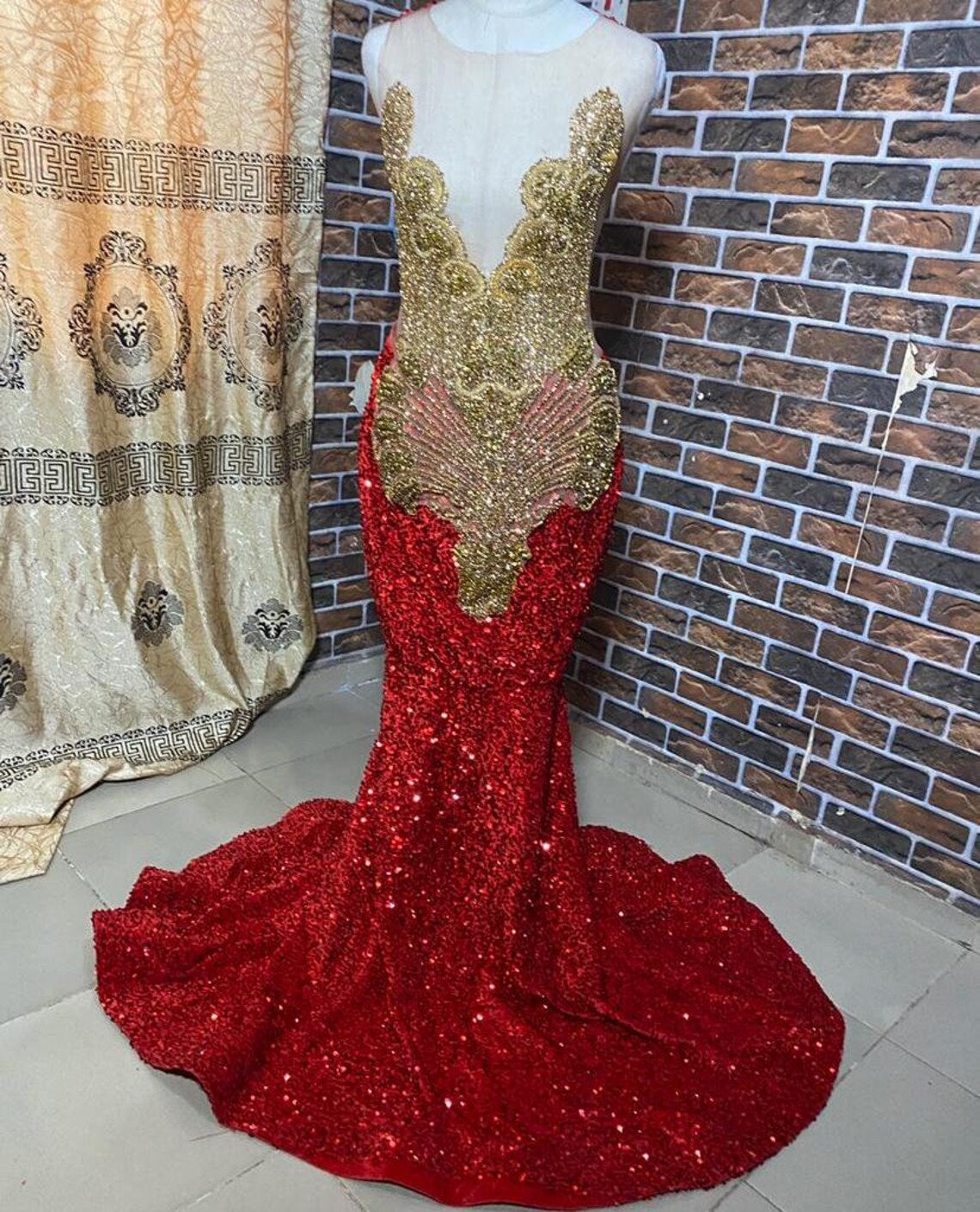Vestido de sirena rojo brillante, vestido formal con cristales dorados