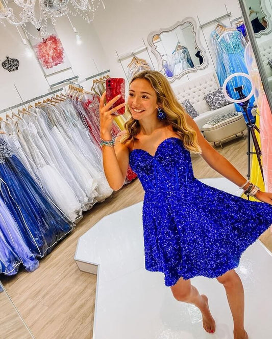 Elegantes vestidos de fiesta cortos con lentejuelas azul real