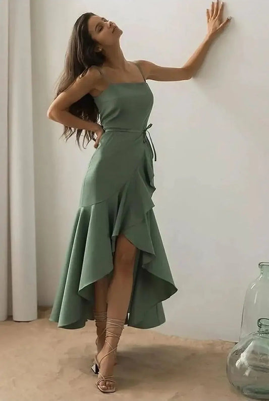 Vestidos de fiesta de corte alto bajo en verde salvia con falda con volantes