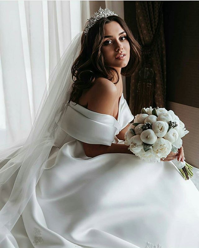 Vestidos de novia largos de satén blanco, vestido de novia con hombros descubiertos y cola 